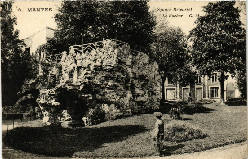 Carte postale ancienne Mantes - Square BRIEussel - Le Rocher