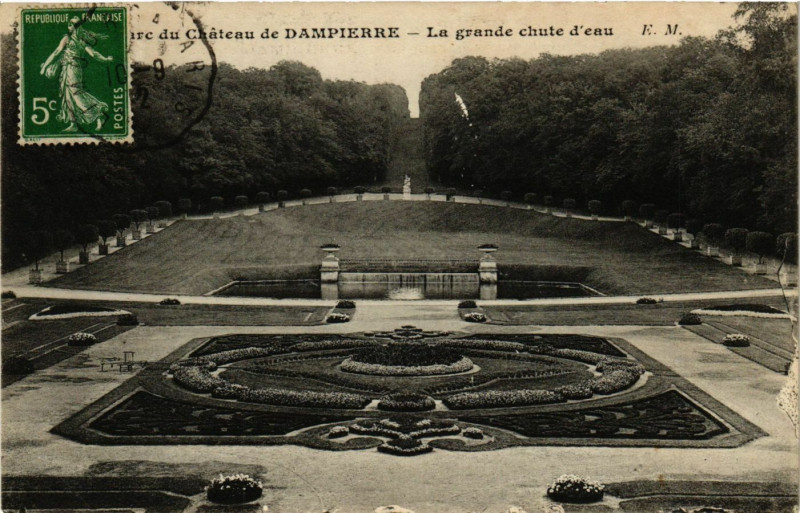 Carte postale ancienne Parc du Chateau de Dampierre - La grande chute d'eau