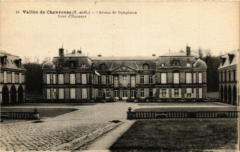 Carte postale ancienne Vallée de Chevreuse - Chateau de Dampierre - Cour d'Honneur à Chevreuse