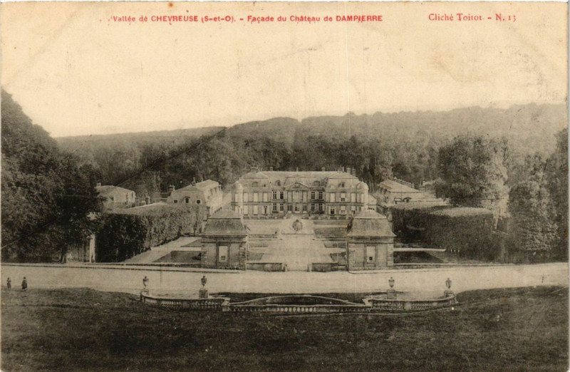 Carte postale ancienne Vallée de Chevreuse - Facade du Chateau de Dampierre à Chevreuse