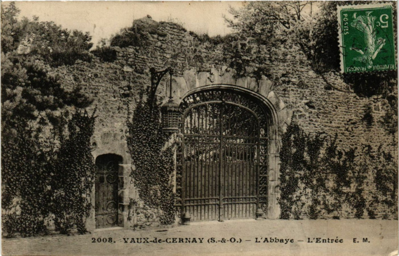 Carte postale ancienne Vaux-de-Cernay - L'Abbaye - L'Entrée