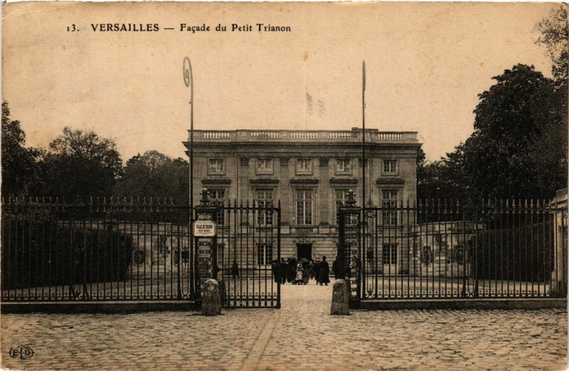 Carte postale ancienne Versailles - Facade du Petit Trianon à Versailles