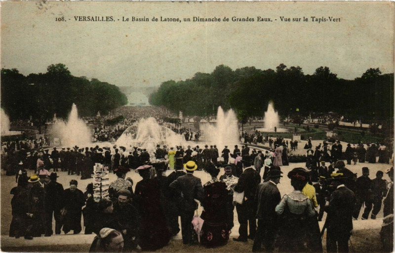 Carte postale ancienne Versailles - Le Bassin de Latone un Dimanche de Grandes Eaux à Versailles