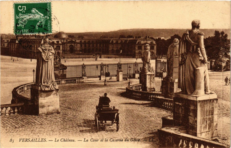Carte postale ancienne Versailles - Le Chateau - La Cour et la Caserne du Genie à Versailles