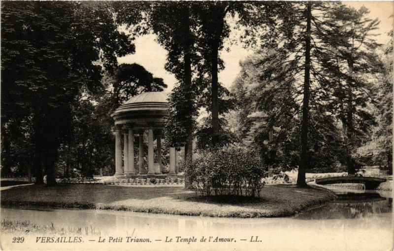 Carte postale ancienne Versailles - Le Petit Trianon - Le Temple de l'Amour à Versailles