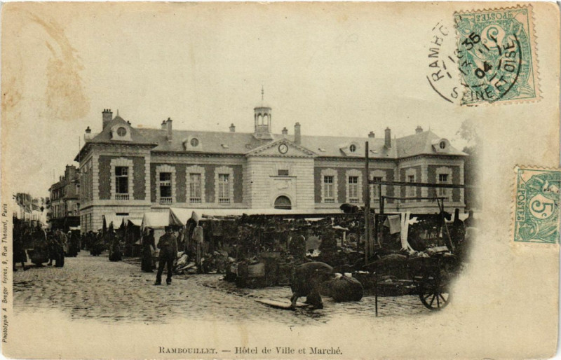 Carte postale ancienne Rambouillet - Hotel de Ville et Marché à Rambouillet