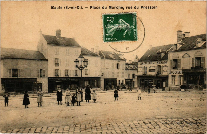 Carte postale ancienne Maule - Place du Marché rue du Pressoir à Maule