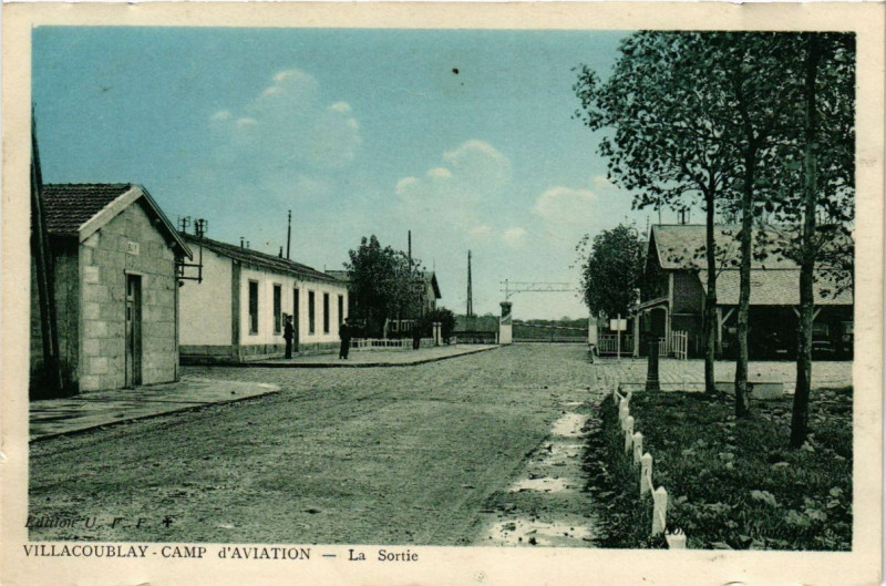 Carte postale ancienne Villacoublay-Camp Aviation - La Sortie