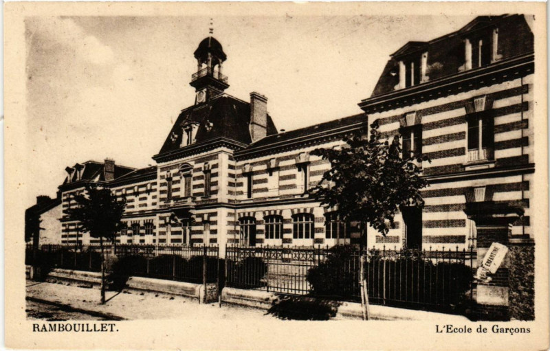 Carte postale ancienne Rambouillet - L'Ecole de Garcons à Rambouillet