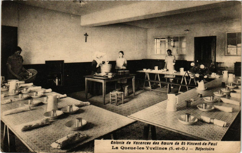 Carte postale ancienne Colonie de Vacances des Sceurs de Saint-Vincent-de-Paul - La Queue...