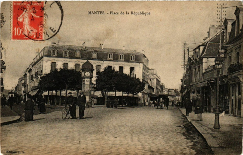 Carte postale ancienne Mantes - Place de la Republicque