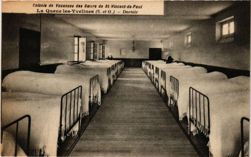 Carte postale ancienne La Queue-les-Yvelines - Dortoir - Colonie de Vacances à La Queue-les-Yvelines