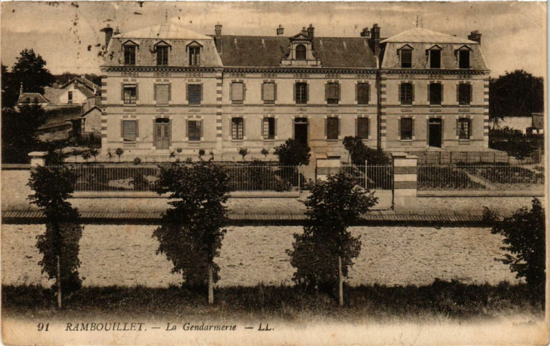 Carte postale ancienne Rambouillet - La Gendarmerie à Rambouillet