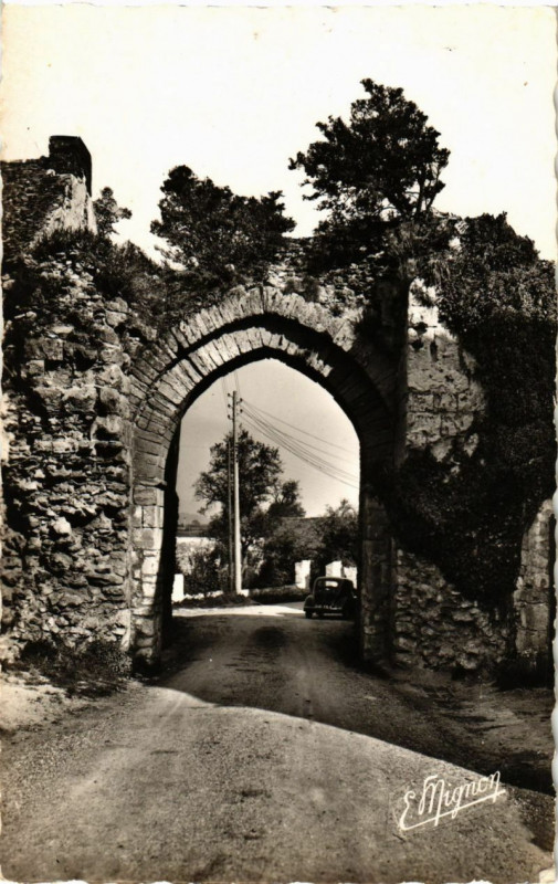 Carte postale ancienne Montchauvet - Porte de Bretagne à Montchauvet