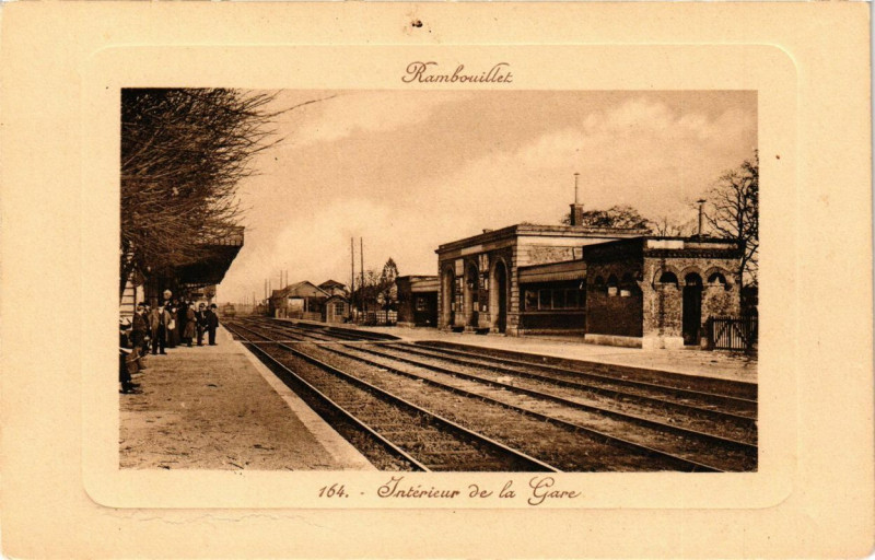 Carte postale ancienne Rambouillet - Interieur de la Gare à Rambouillet