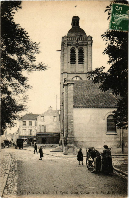Carte postale ancienne Houlles - L'Eglise Saint-Nicolas et la Rue de