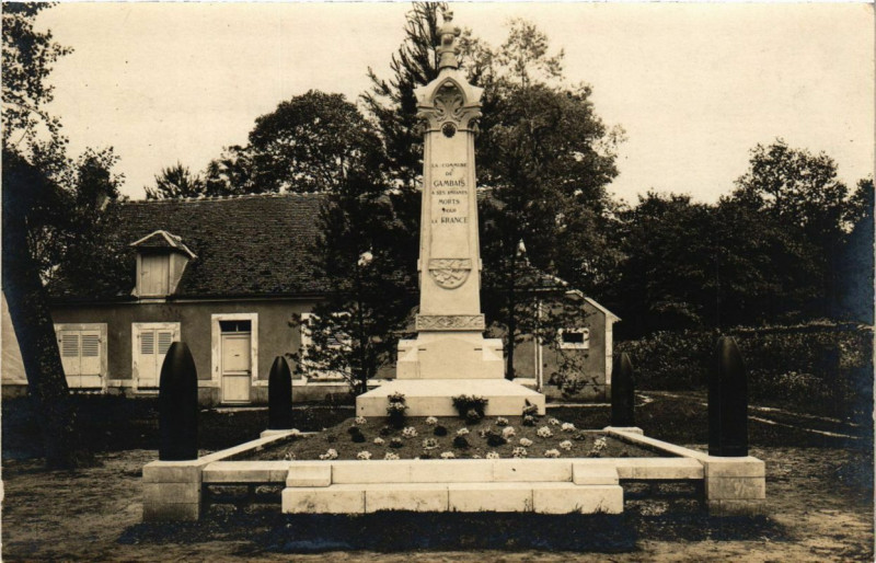 Carte postale ancienne Le Monument Morts de Gambais à Gambais