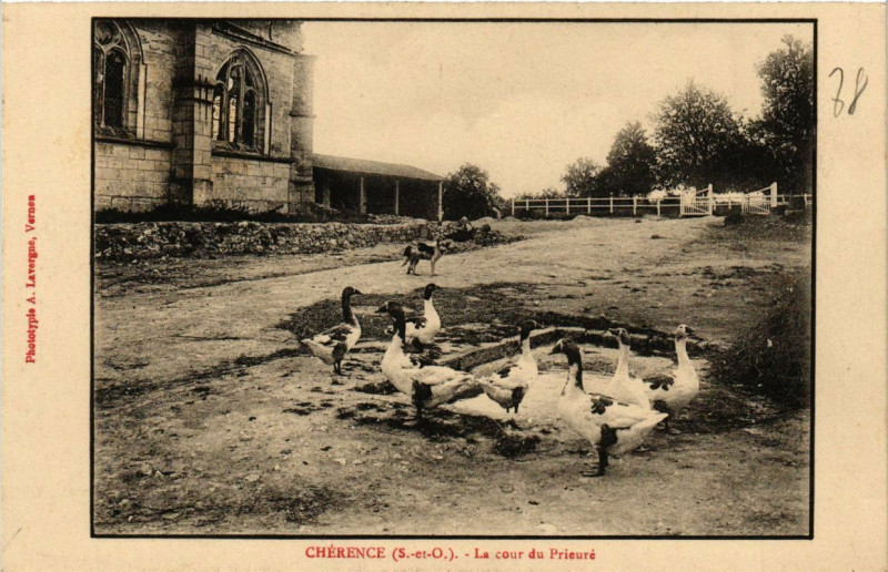 Carte postale ancienne Cherence - La cour du Prieure