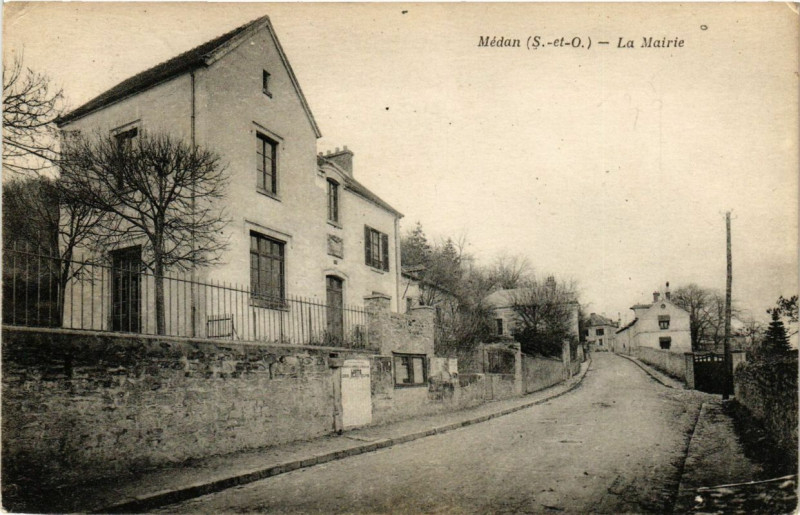 Carte postale ancienne Medan - La Mairie à Médan