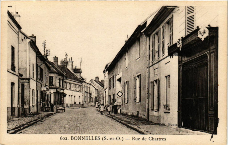 Carte postale ancienne Bonnelles - Rue de Chartres à Bonnelles