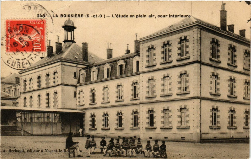 Carte postale ancienne La Boissiere - L'etude en plain air cour interieure