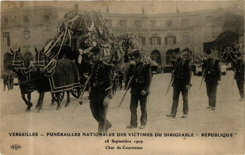 Carte postale ancienne Versailles - Funerailles Nationales des Victimes du Dirigeable R. à Versailles