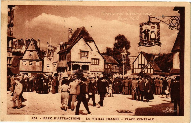 Carte postale ancienne Parc d'attractions - La Vieille France - Place Centrale