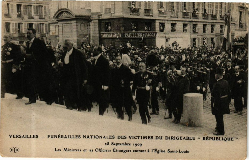 Carte postale ancienne Versailles - Funerailles Nationales des Victimes du Dirigeable R. à Versailles
