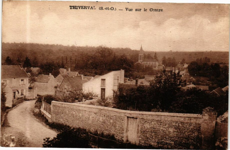 Carte postale ancienne Thiveral - Vue sur le Centre