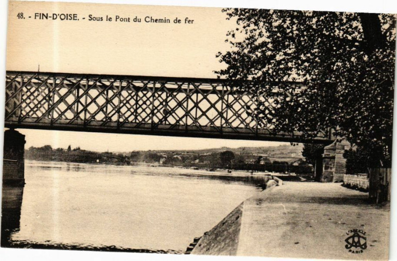 Carte postale ancienne Fin-d'Oise - Sous le Pont du Chemin de fer