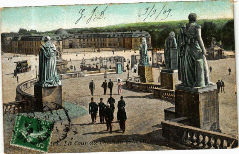 Carte postale ancienne Ed. Aqua Versailles La Cour du Chateau et la Caserne à Versailles