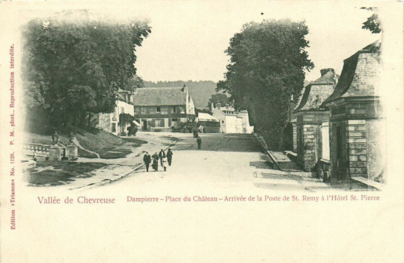 Carte postale ancienne Vallée de Chevreuse-Dampierre-Place du Chateau-Arrivée de la Poste à Chevreuse