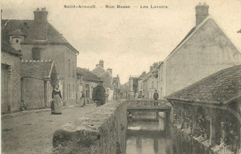 Carte postale ancienne Saint-Arnoult-Rue Basse-Les Lavoirs