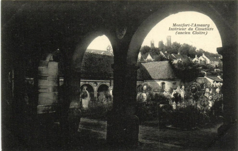 Carte postale ancienne Montfort-L'Amaury-Interieur du Cimetiere à Montfort-l'Amaury