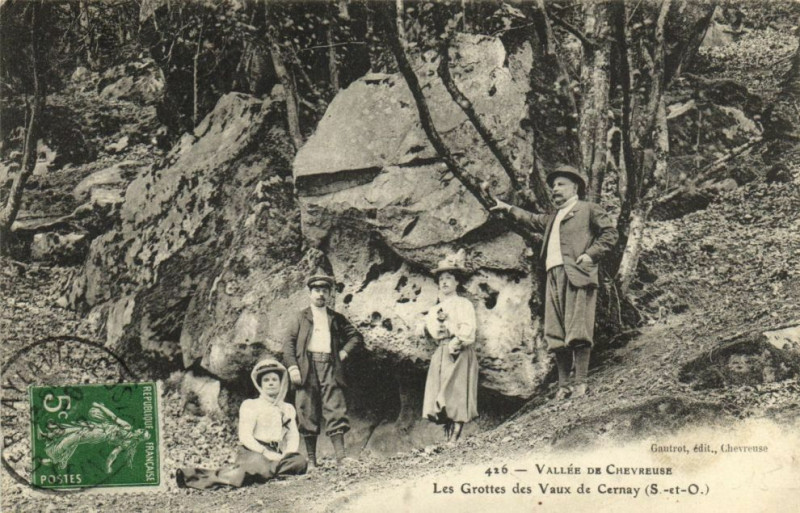 Carte postale ancienne Vallée de Chevreuse-Les Grottes des Vaux de Cernay à Chevreuse