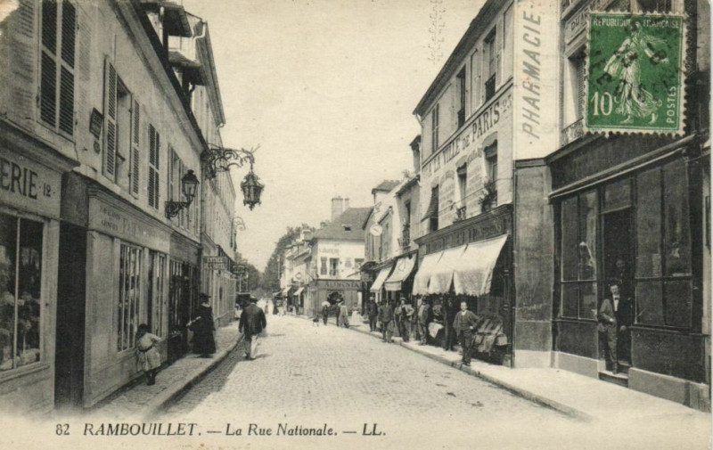 Carte postale ancienne Rambouillet-La Rue Nationale à Rambouillet