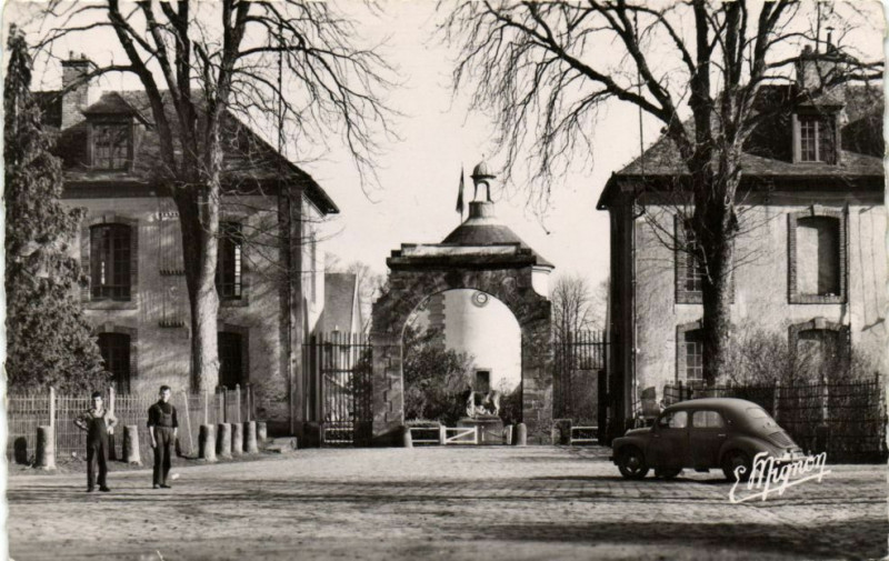 Carte postale ancienne Rambouillet-La Ferme Nationale à Rambouillet