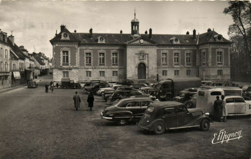 Carte postale ancienne Rambouillet-Hotel de Ville offert par Napoleon à Rambouillet