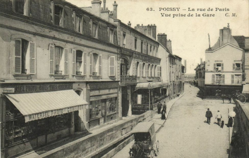 Carte postale ancienne Poissy-La rue de Paris-Vue prise de la Gare à Poissy