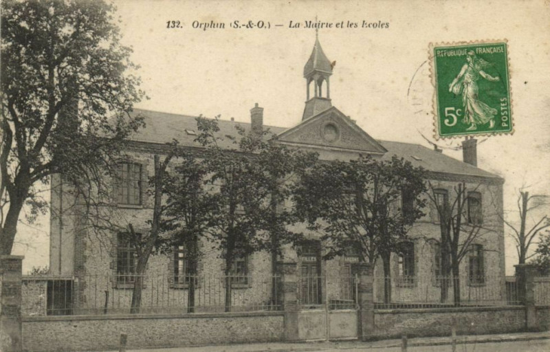 Carte postale ancienne Orphin-La Mairie et les Ecoles à Orphin