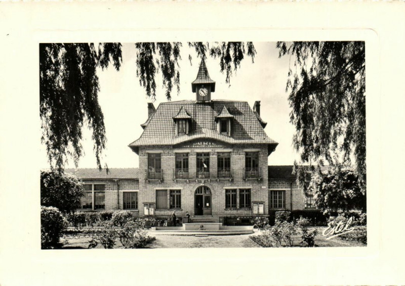 Carte postale ancienne Les Clayes-Sous-Bois-La Mairie et ses Jardins aux Clayes-sous-Bois