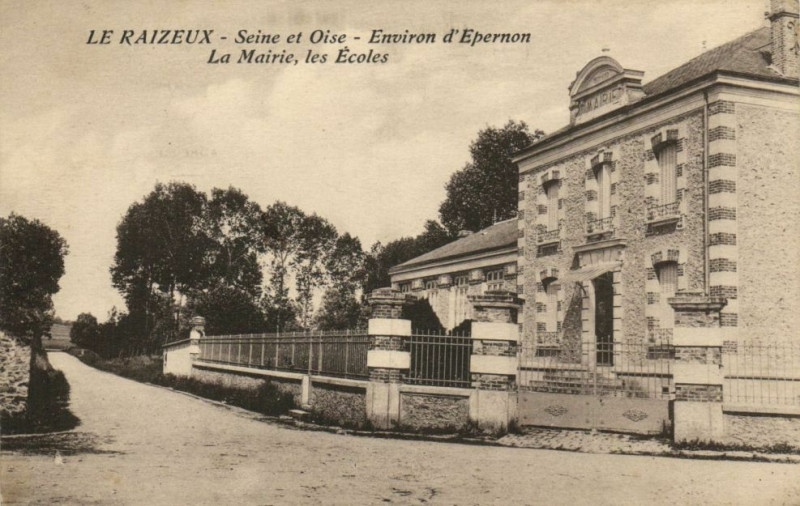 Carte postale ancienne Le Raizeux-Env. d'Epernon-La Mairie les Ecoles à Raizeux