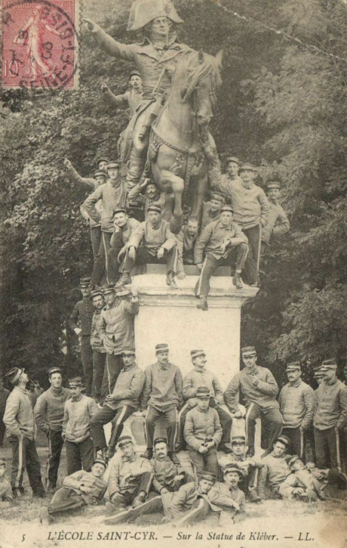 Carte postale ancienne L'Ecole Saint-Cyr-Sur la Statue de Kleber