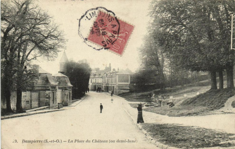 Carte postale ancienne La Place du Château (ou Demi-Lune) à Dampierre-en-Yvelines