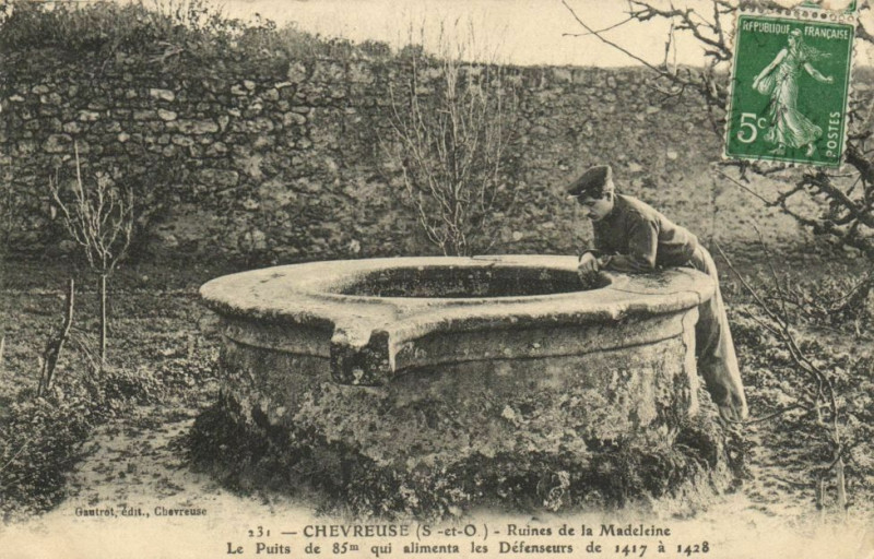Carte postale ancienne Chevreuse-Ruines de la Madeleine à Chevreuse