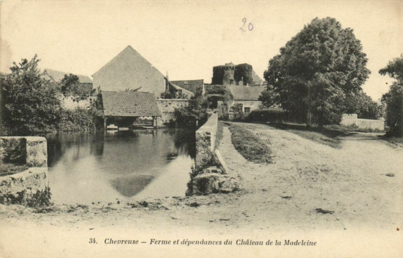 Carte postale ancienne Chevreuse-Ferme et dependances du Chateau de la Madeleine à Chevreuse