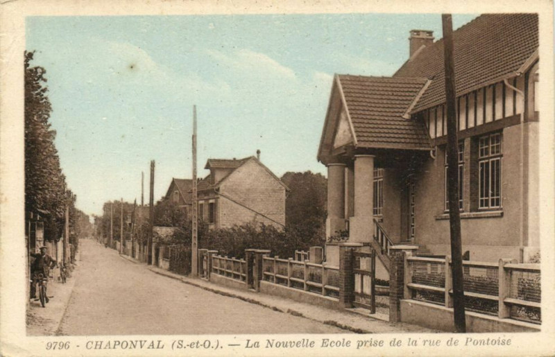 Carte postale ancienne Chaponval-La Nouvelle Ecole prise de la rue de Pontoise