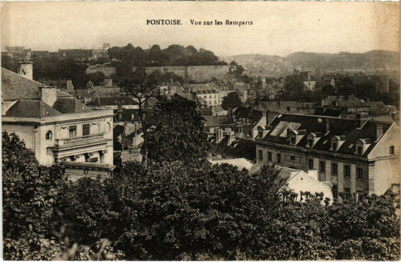 Carte postale ancienne Pontoise - Vue sur les Remparts à Pontoise
