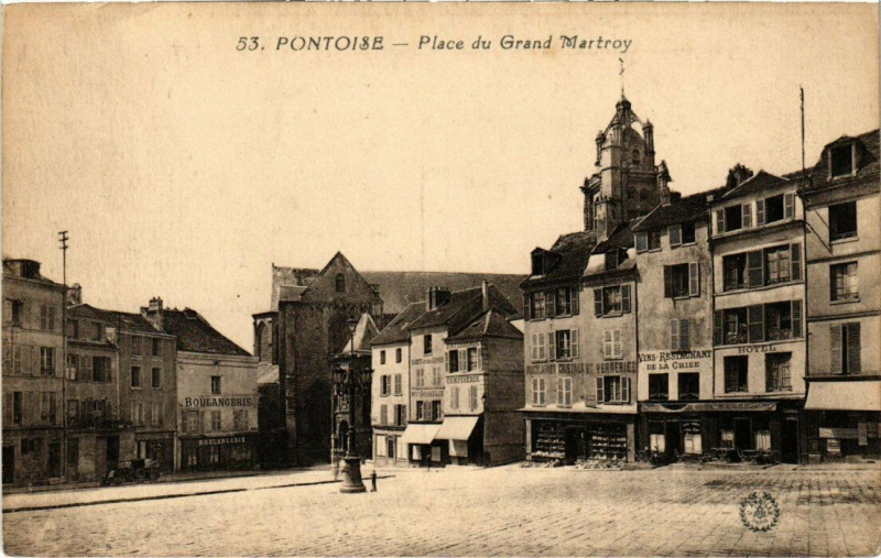 Carte postale ancienne Pontoise - Place du Grand Martroy à Pontoise