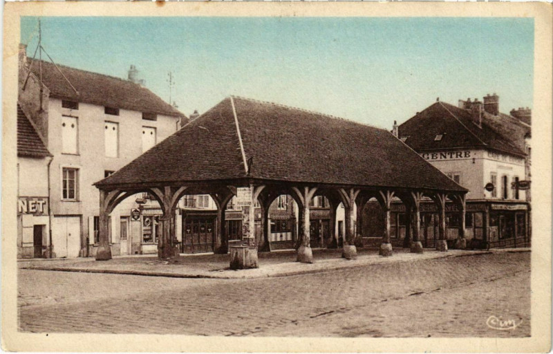 Carte postale ancienne Luzarches - La Halle à Luzarches